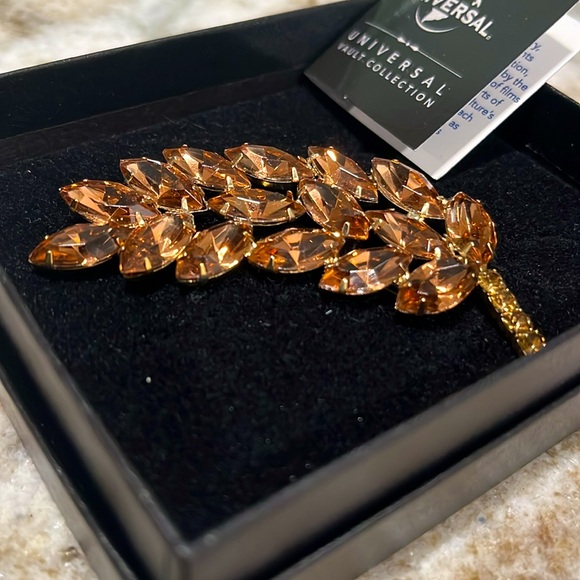 Universal Studios Costume Jewelry Collection. Classic Hollywood beauty. - Picture 4 of 5